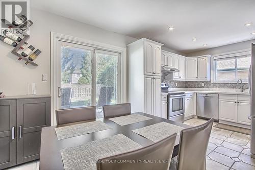 743 Greenfield Crescent, Newmarket, ON - Indoor Photo Showing Kitchen