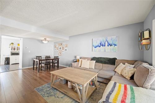 50 Hyatt Place, Winnipeg, MB - Indoor Photo Showing Living Room