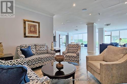 1907 - 10 Torresdale Avenue, Toronto, ON - Indoor Photo Showing Living Room