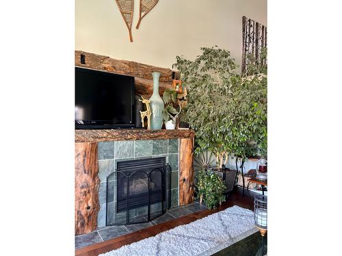 254 305Th Avenue, Kimberley, BC - Indoor Photo Showing Living Room With Fireplace