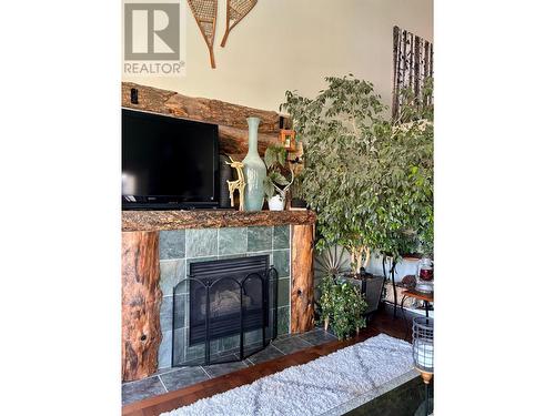 254 305Th Avenue, Kimberley, BC - Indoor Photo Showing Living Room With Fireplace