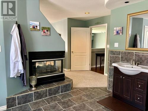 254 305Th Avenue, Kimberley, BC - Indoor Photo Showing Bathroom