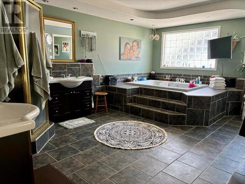 254 305Th Avenue, Kimberley, BC - Indoor Photo Showing Bathroom