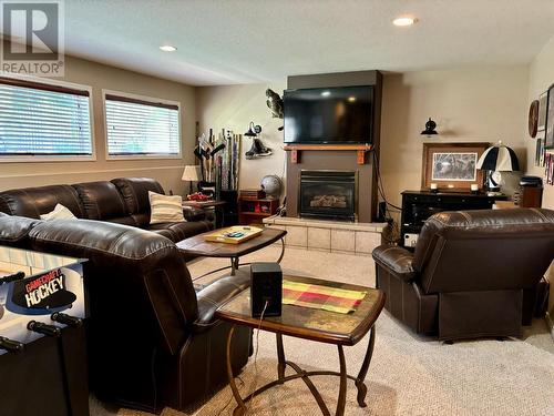 254 305Th Avenue, Kimberley, BC - Indoor Photo Showing Living Room With Fireplace