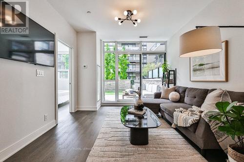 Gr36 - 1575 Lakeshore Road W, Mississauga, ON - Indoor Photo Showing Living Room