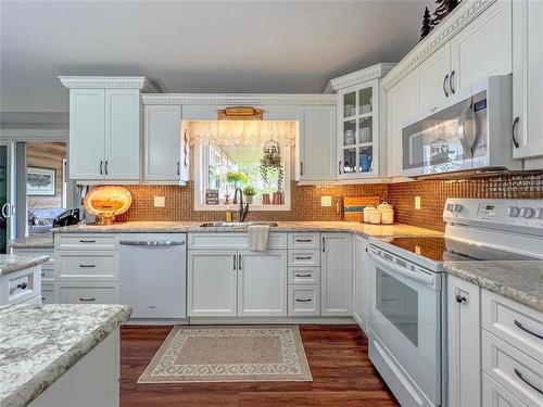 69071 116W Road, Brandon, MB - Indoor Photo Showing Kitchen