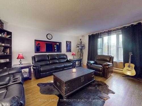 29 Love Cres, Toronto, ON - Indoor Photo Showing Living Room