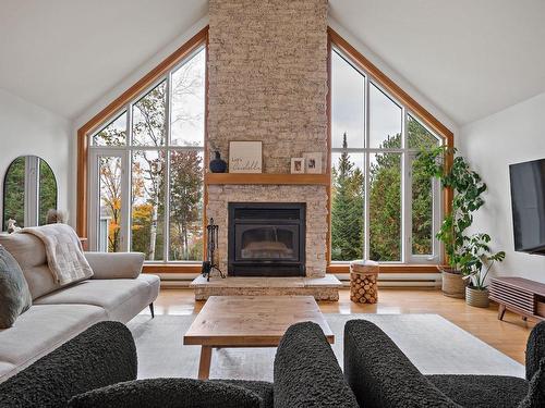 Salon - 272 Rue Du Sommet, Mont-Tremblant, QC - Indoor Photo Showing Living Room With Fireplace