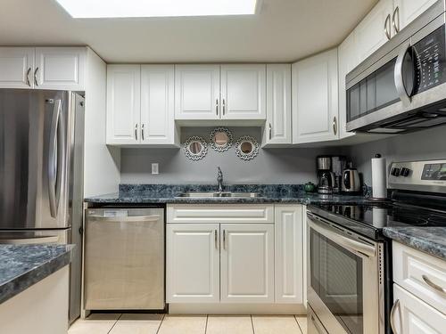 24-2050 Qu'Appelle Blvd, Kamloops, BC - Indoor Photo Showing Kitchen With Double Sink