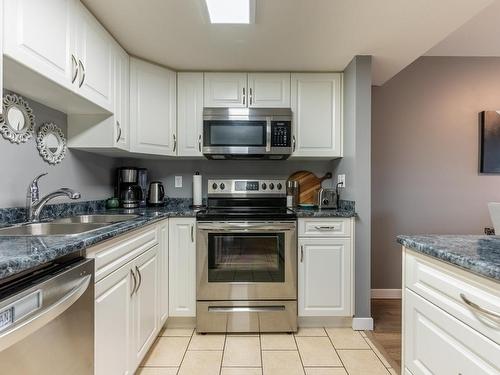 24-2050 Qu'Appelle Blvd, Kamloops, BC - Indoor Photo Showing Kitchen With Double Sink