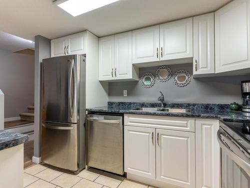 24-2050 Qu'Appelle Blvd, Kamloops, BC - Indoor Photo Showing Kitchen With Double Sink