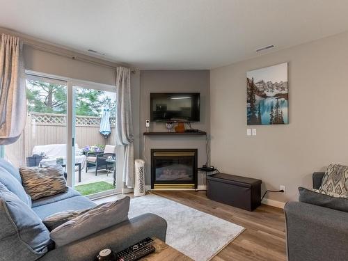 24-2050 Qu'Appelle Blvd, Kamloops, BC - Indoor Photo Showing Living Room With Fireplace