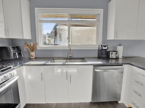 430 Westbury Crescent, Thunder Bay, ON - Indoor Photo Showing Kitchen With Double Sink