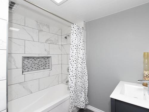 430 Westbury Crescent, Thunder Bay, ON - Indoor Photo Showing Bathroom