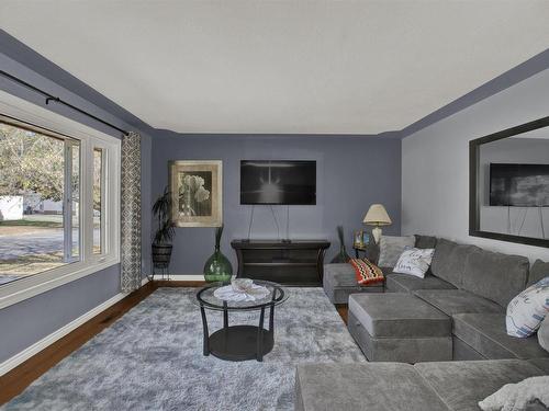 430 Westbury Crescent, Thunder Bay, ON - Indoor Photo Showing Living Room