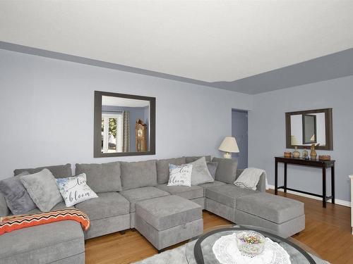 430 Westbury Crescent, Thunder Bay, ON - Indoor Photo Showing Living Room