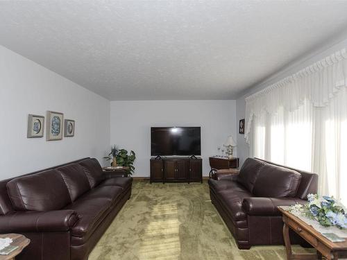 1551 Broadway Avenue, Thunder Bay, ON - Indoor Photo Showing Living Room