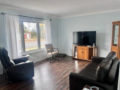 653 Hodder Avenue, Thunder Bay, ON - Indoor Photo Showing Living Room