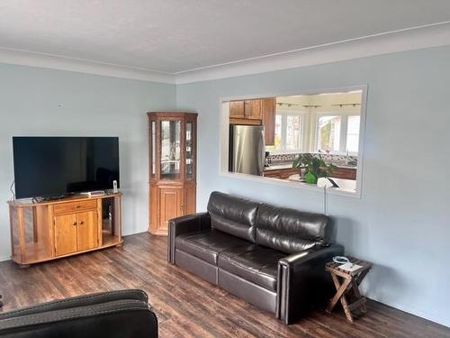 653 Hodder Avenue, Thunder Bay, ON - Indoor Photo Showing Living Room