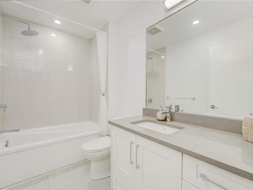 303-745 Travino Lane, Saanich, BC - Indoor Photo Showing Bathroom