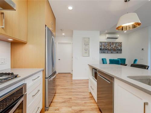 303-745 Travino Lane, Saanich, BC - Indoor Photo Showing Kitchen