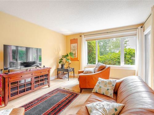 106-103 Gorge Rd East, Victoria, BC - Indoor Photo Showing Living Room