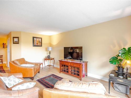 106-103 Gorge Rd East, Victoria, BC - Indoor Photo Showing Living Room