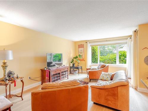 106-103 Gorge Rd East, Victoria, BC - Indoor Photo Showing Living Room