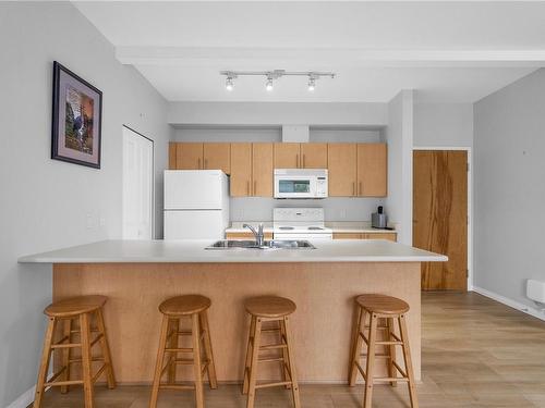 212-1550 Church Ave, Saanich, BC - Indoor Photo Showing Kitchen