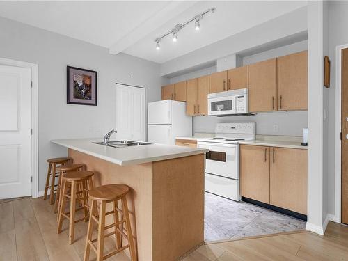 212-1550 Church Ave, Saanich, BC - Indoor Photo Showing Kitchen