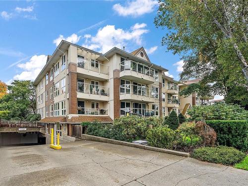 305-1501 Richmond Ave, Victoria, BC - Outdoor