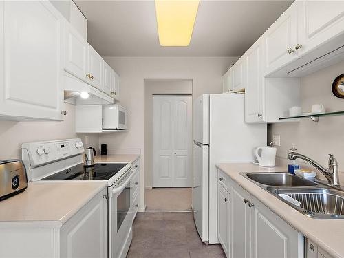 305-1501 Richmond Ave, Victoria, BC - Indoor Photo Showing Kitchen With Double Sink