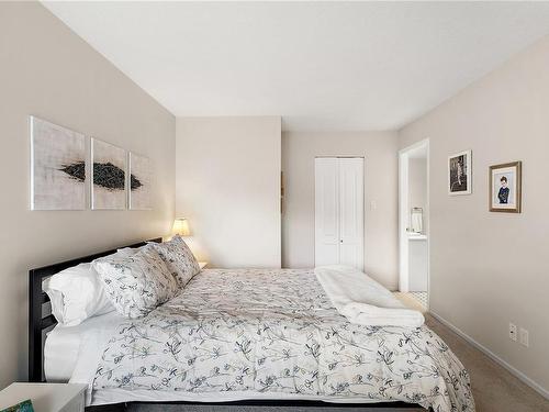 305-1501 Richmond Ave, Victoria, BC - Indoor Photo Showing Bedroom