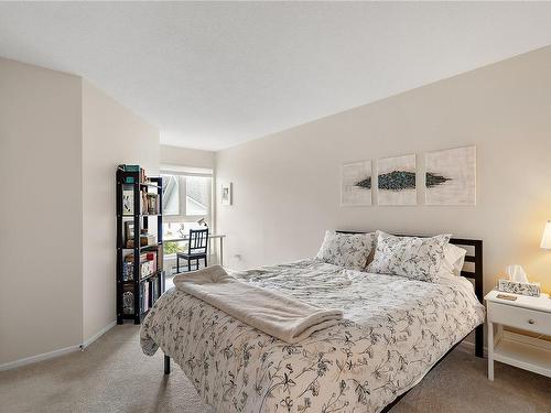 305-1501 Richmond Ave, Victoria, BC - Indoor Photo Showing Bedroom