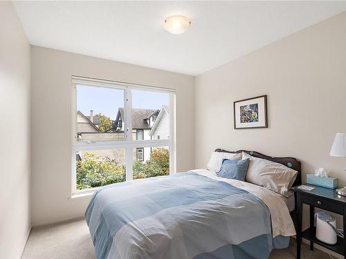 305-1501 Richmond Ave, Victoria, BC - Indoor Photo Showing Bedroom