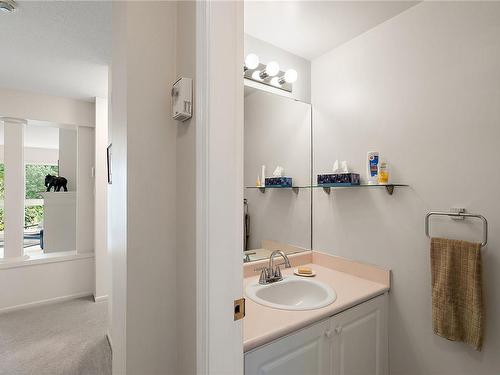 305-1501 Richmond Ave, Victoria, BC - Indoor Photo Showing Bathroom