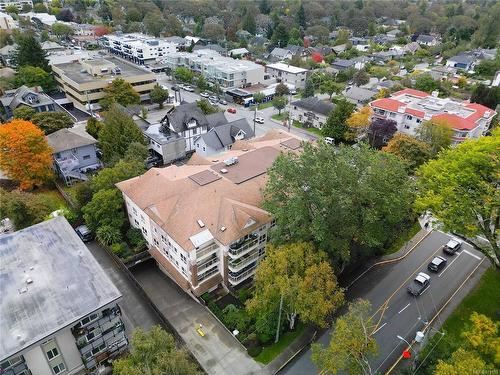 305-1501 Richmond Ave, Victoria, BC - Outdoor With View