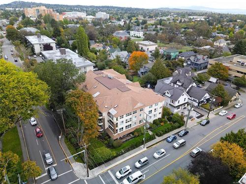 305-1501 Richmond Ave, Victoria, BC - Outdoor With View