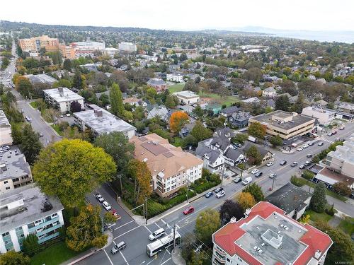 305-1501 Richmond Ave, Victoria, BC - Outdoor With View