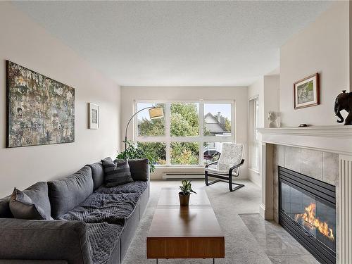 305-1501 Richmond Ave, Victoria, BC - Indoor Photo Showing Living Room With Fireplace