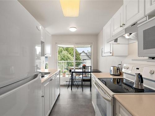 305-1501 Richmond Ave, Victoria, BC - Indoor Photo Showing Kitchen With Upgraded Kitchen