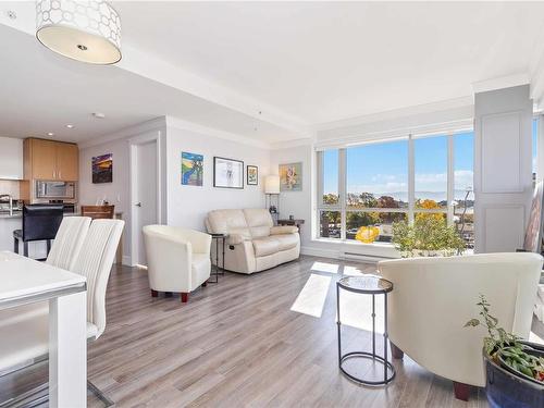 809-838 Broughton St, Victoria, BC - Indoor Photo Showing Living Room