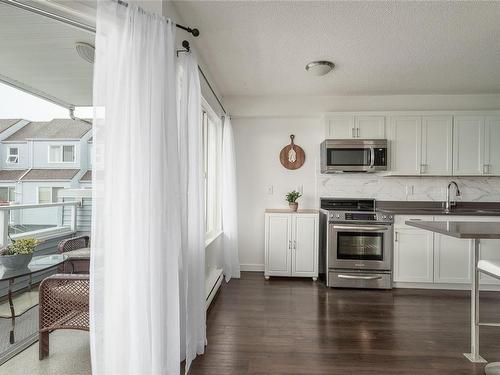 205B-6231 Blueback Rd, Nanaimo, BC - Indoor Photo Showing Kitchen