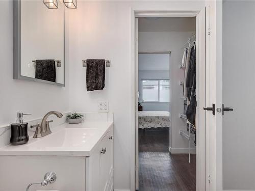 205B-6231 Blueback Rd, Nanaimo, BC - Indoor Photo Showing Bathroom