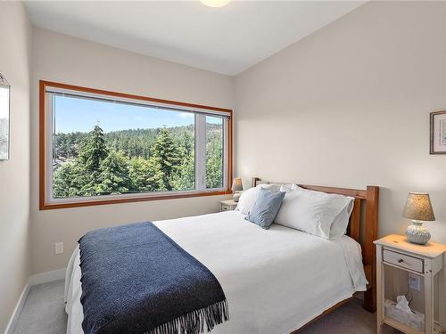 204-150 Nursery Hill Dr, View Royal, BC - Indoor Photo Showing Bedroom