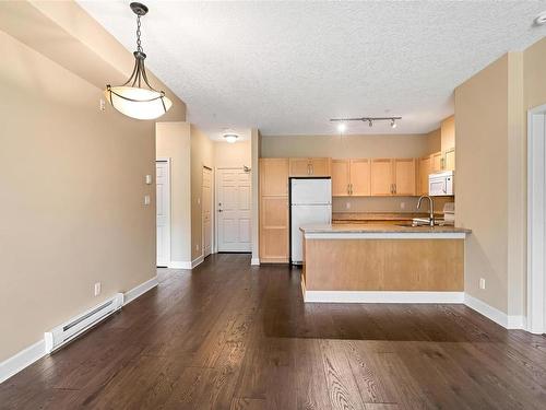 208-1156 Colville Rd, Esquimalt, BC - Indoor Photo Showing Kitchen