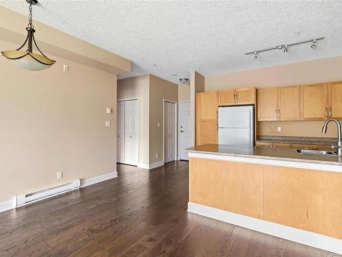 208-1156 Colville Rd, Esquimalt, BC - Indoor Photo Showing Kitchen With Double Sink