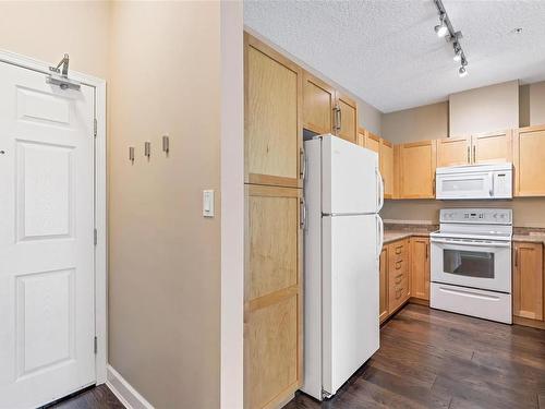 208-1156 Colville Rd, Esquimalt, BC - Indoor Photo Showing Kitchen