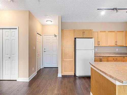 208-1156 Colville Rd, Esquimalt, BC - Indoor Photo Showing Kitchen