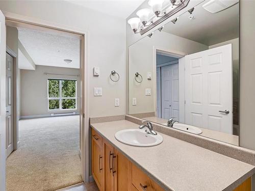 208-1156 Colville Rd, Esquimalt, BC - Indoor Photo Showing Bathroom